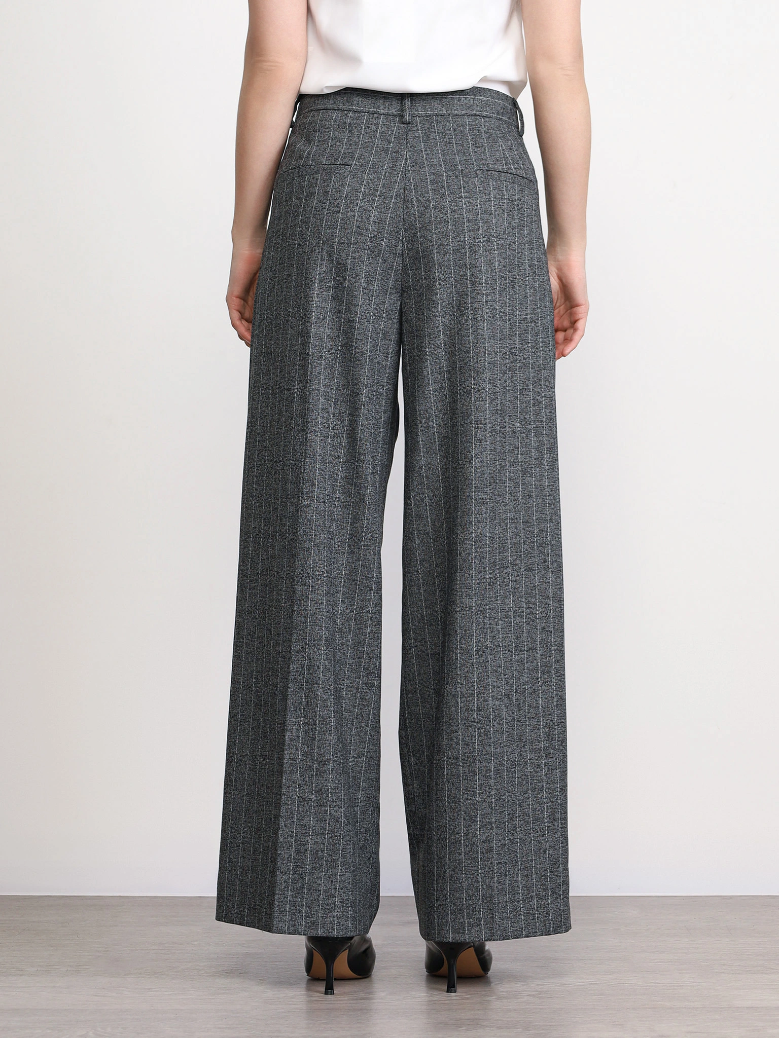 Брюки темно-серого цвета в полоску свободного кроя